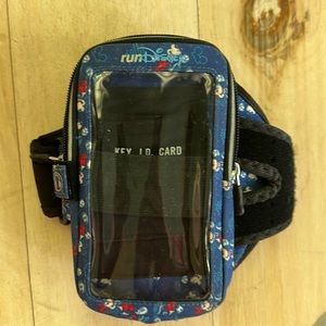 Arm Pocket Run Disney armband for phones sized as IPhone 12,13,14